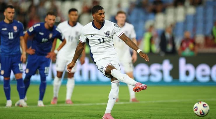 מרקוס רשפורד ניגש לפנדל