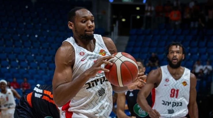 אוסטין ווילי בדרך לסל