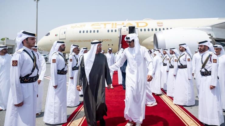 נשיא איחוד האמירויות נוחת בדוחא, יום לאחר התקיפה הישראלית