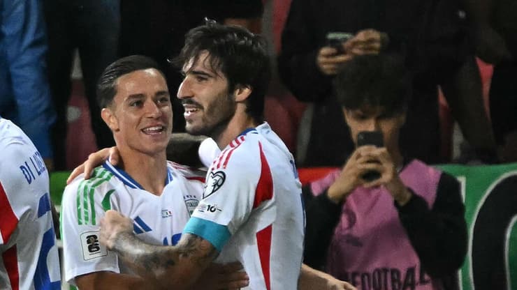 רגע כואב, אבל היו גרועים יותר. סנדרו טונאלי חוגג אחרי השער נגד ישראל (צילום: Attila KISBENEDEK / AFP) סנדרו טונאלי נגד ישראל