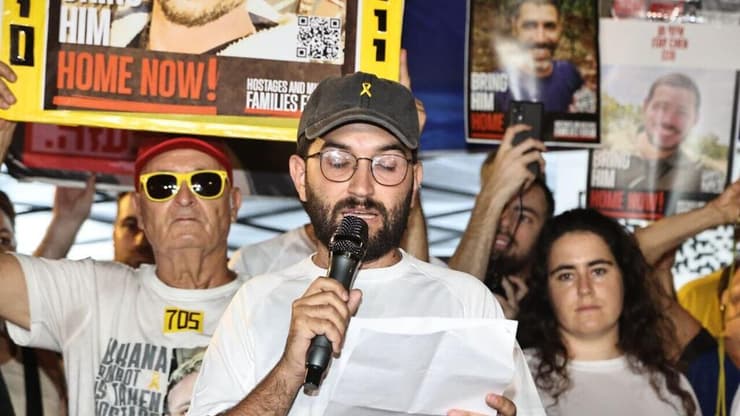 סמ"ר במיל' אבשלום זהר-סל (צילום: מוטי קמחי ) הצהרת משפחות חטופים והמילואימניקים לאחר צעדת סובב קריה למען החטופים