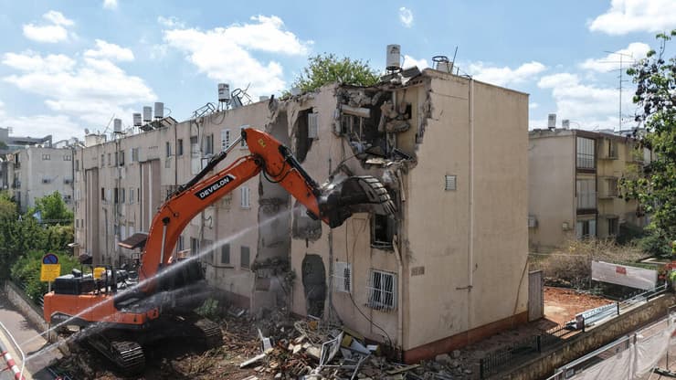 הריסת בניין ישן בפרויקט התחדשות עירונית של קבוצת אלמוג ברמת גן