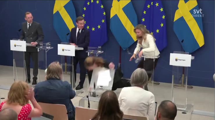 רגע ההתמוטטות (צילום: רשת X) שרת הבריאות השבדית אליזבת לאן התמוטטה בשידור חי