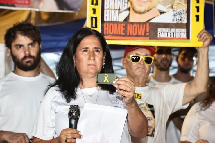 מירב דניאל בעצרת למען שחרור החטופים (צילום: מוטי קמחי ) מירב דניאל בהצהרת משפחות חטופים והמילואימניקים לאחר צעדת סובב קריה למען החטופים