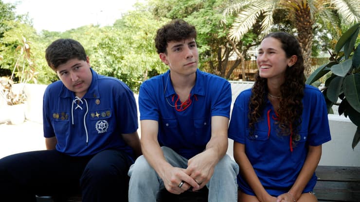 הנחל חוזר לגבולות כתבה שלושה חניכים