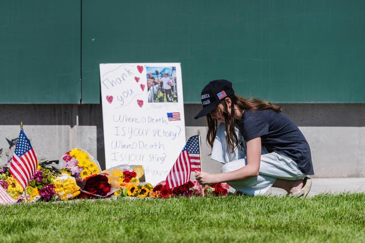 ארה"ב רצח צ'רלי קירק מנחמים פרחים אוניברסיטת יוטה ואלי