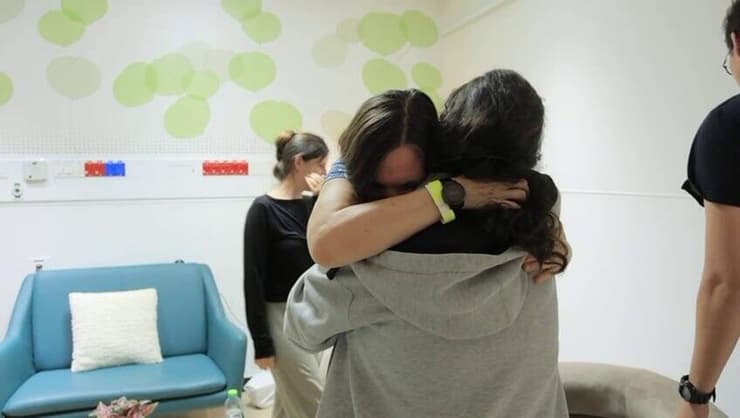  אליזבט צורקוב נפגשת לראשונה עם משפחתה בבית החולים שיבא