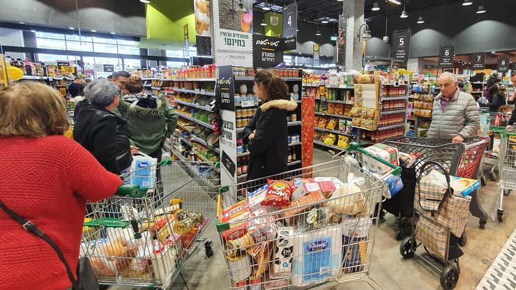 קניות בסופרמרקט (צילום: דנה קופל) קניות בסופר