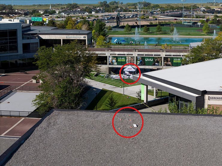 ארה"ב רצח צ'רלי קירק יוטה צילום רחפן של העמדה על הגג שממנה ירה הרוצח לעברו