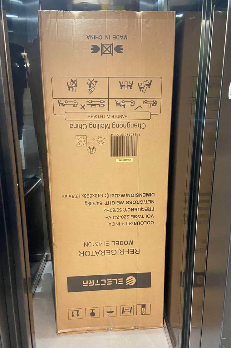 המקרר של ברטפלד. נכנס במעלית כיתוב: ההוכחה שהמקרר נכנס במעלית ללא צורך בפירוק הדלתות