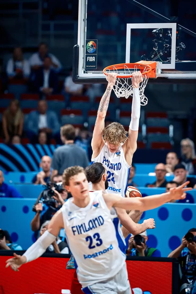אחד השחקנים המדוברים ביורובאסקט האחרון. מורינן (צילום: FIBA) מרקאנן חוגג עוד התעופפות של מורינן