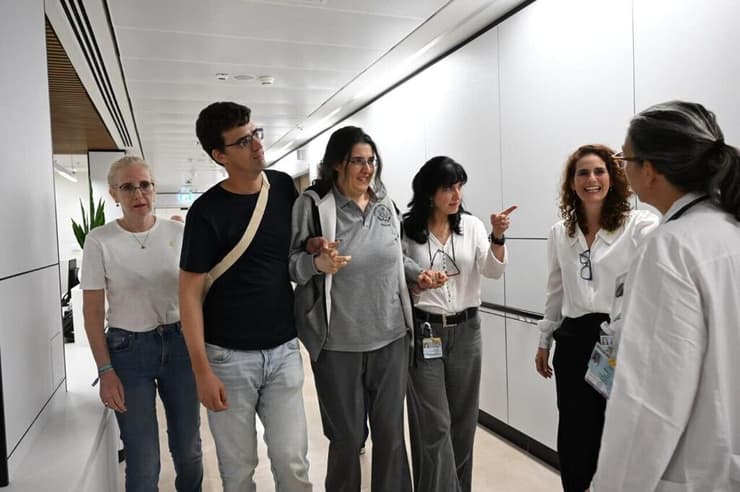  אליזבט צורקוב נפגשת לראשונה עם משפחתה בבית החולים שיבא