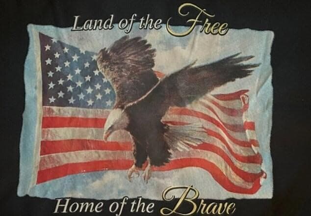 ארה"ב רצח צ'רלי קירק ההדפסה שכנראה הופיע על חולצת הרוצח