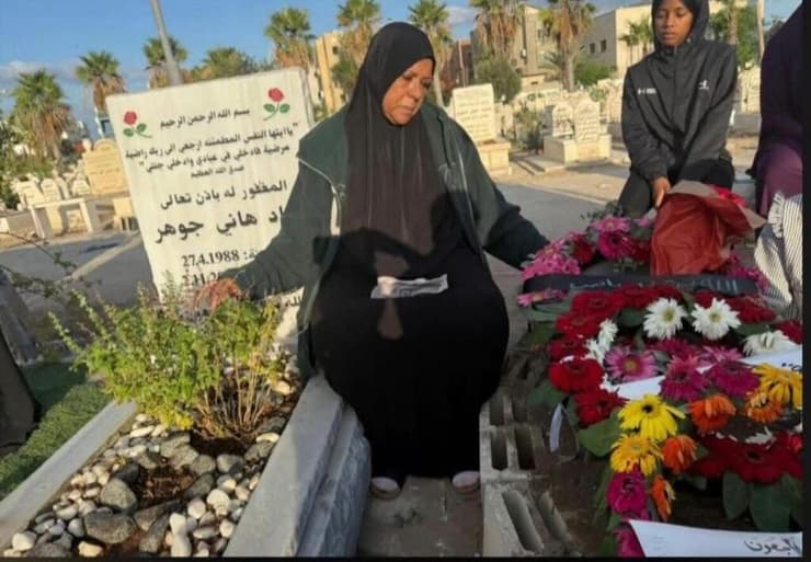 "עוד לא התאוששתי מרצח בני הראשון". האם הודא עם קברי ילדיה הודא ג'והר אימו של הנרצח קוסאי ג'והר