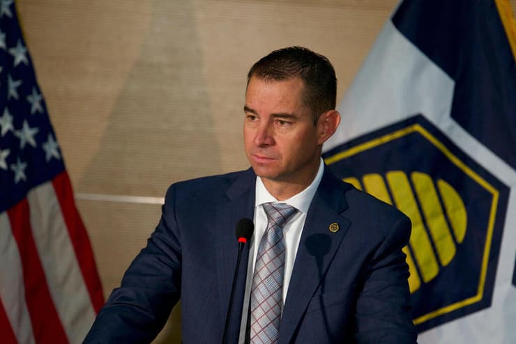 בו מייסון במסיבת העיתונאים. דיווח על כמה "פריצות דרך" (צילום: Bastien INZAURRALDE / AFP) רצח צ'רלי קירק מסיבת עיתונאים בו מייסון