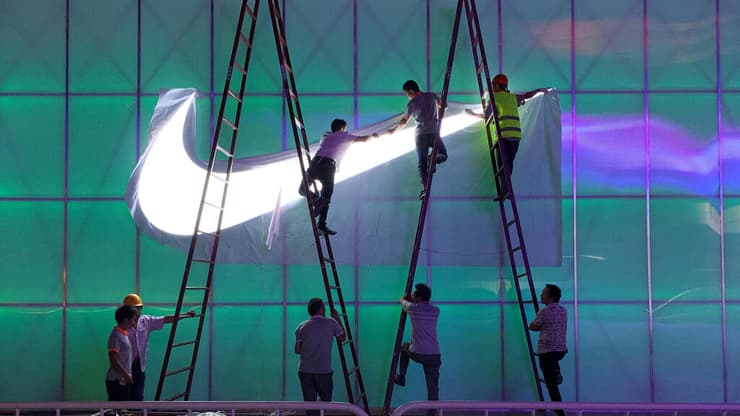 נייקי. מנסה לבנות את עצמה מחדש (צילום: REUTERS/Tingshu Wang/File Photo) לוגו של נייקי