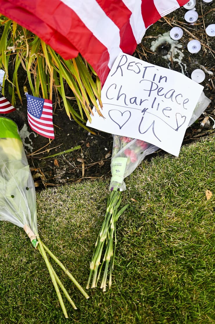 ארה"ב רצח צ'רלי קירק מנחמים פרחים אוניברסיטת יוטה ואלי