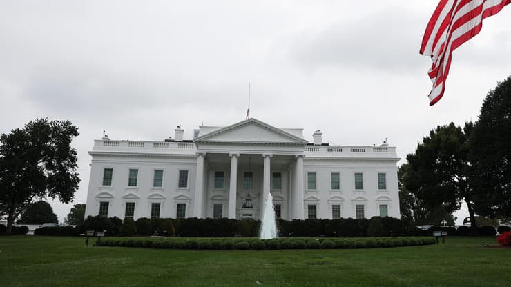 דגל ארה"ב בחצי התורן אחרי רצח צ'רלי קירק ב הבית הלבן