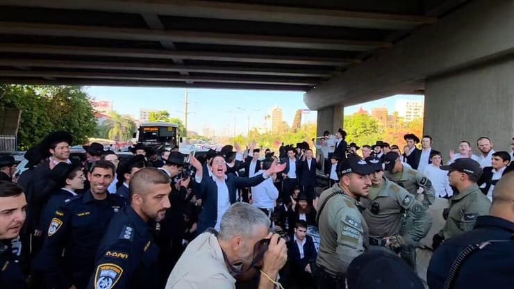 צילום: דנור אהרון חרדים מהפלג הירושלמי הקיצוני חוסמים את כביש 4