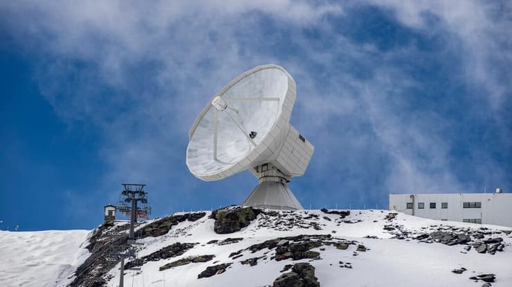 קרינת הרדיו וקרינת המיקרו הן כלים שימושיים מאוד לאסטרופיזיקאים, ובהתאם לכך גם מגוון טלסקופי הרדיו והמיקרו גדול במיוחד. טלסקופ רדיו בהרי סיירה נבאדה בספרד