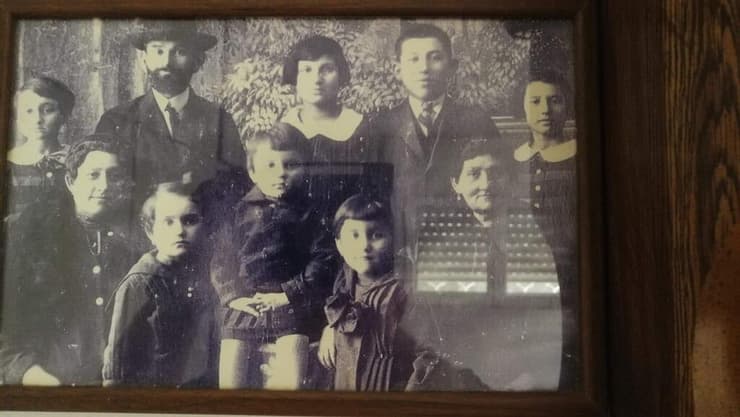 טובה רינגר (במרכז התמונה בין הוריה) עם בני משפחתה בתמונה משנות ה-30 (צילום: באדיבות המשפחה) טובה רינגר (עומדת באמצע התמונה) עם בני משפחתה בתמונה משנות ה-30