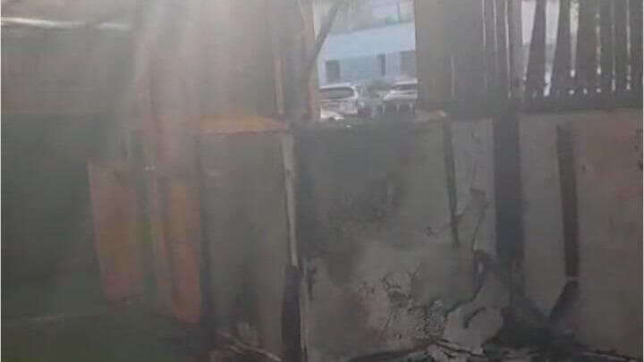 הנזק בחצר גן הילדים, כתוצאה מהשריפה (צילום: דוברות המשטרה) תושב ראשון לציון נעצר בחשד להצתת גן ילדים