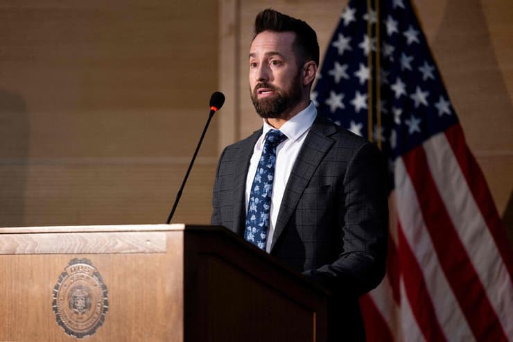 נציג ה-FBI בוהלס מעדכן את העיתונאים, היום. רובה רב-עוצמה באזור מיוער (צילום: Michael Ciaglo / GETTY IMAGES NORTH AMERICA / AFP) רצח צ'רלי קירק עיתונאים רוברט בוהל