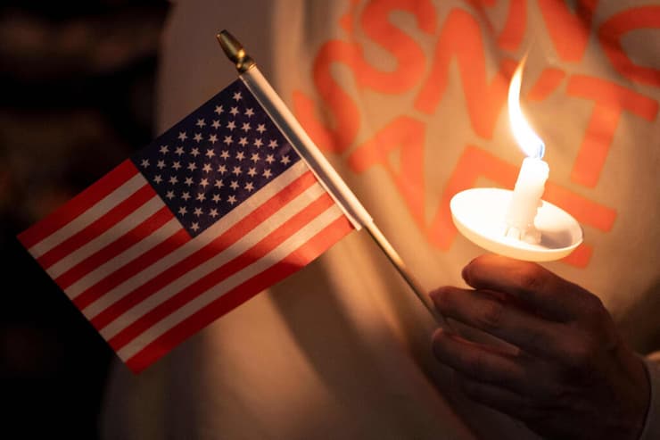 קירק הציב אתגר: "תוכיחו לי שאני טועה". עצרת לזכרו בלילה האחרון באריזונה (צילום: David Ryder / GETTY IMAGES NORTH AMERICA / AFP) אירוע זיכרון ל צ'רלי קירק סיאטל ארה"ב