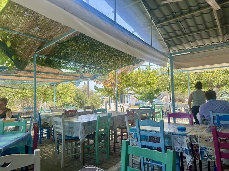 אחת מהטברנות שלאורך הדרך (צילום: נורית גפן) טברנה בדרכים