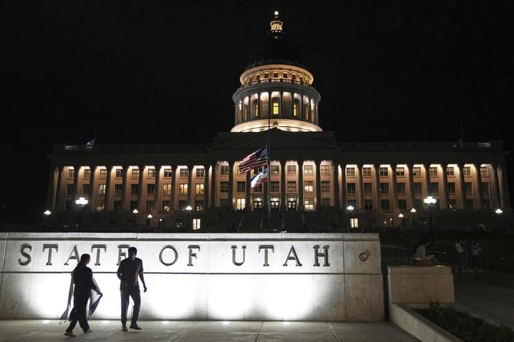 דגם בקפיטול של יוטה הורדו הדגלים לחצי התורן (צילום: AP Photo/Lindsey Wasson) רצח צ'רלי קירק דגלים בחצי התורן ב קפיטול של יוטה