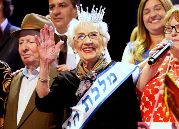 טובה רינגר בעת זכייתה בתואר מלכת היופי של ניצולות השואה (צילום: באדיבות עמותת "יד עזר לחבר") טובה רינגר בעת זכייתה בתואר מלכת היופי של ניצולות השואה