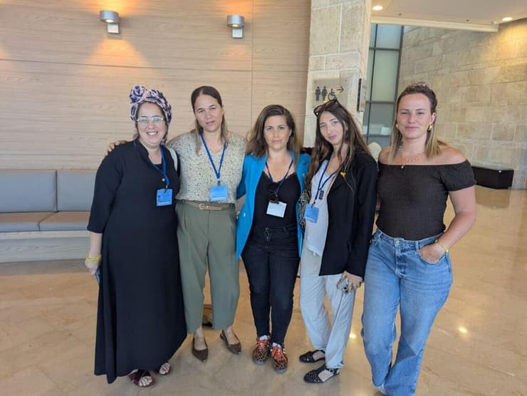 ברקאי ברודי (באמצע בג'קט כחול) וחברות ארגון "המתמרנות" בכנסת. "אנחנו חלק בלתי נפרד ממה שקורה" (צילום: אוסף פרטי) ברקאי ברודי (באמצע בג'קט כחול) וחברות ארגון "המתמרנות" בכנסת. "אנחנו חלק בלתי נפרד ממה שקורה"