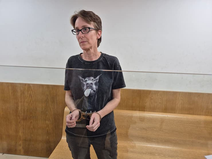 ד"ר יולנדה יבור בבית המשפט, היום. "לא ניתן לשלול מסוכנות אף שמדובר בחשודה נטולת עבר פלילי" ( צילום: נחום סגל) הארכת מעצר ליולנדה יבור