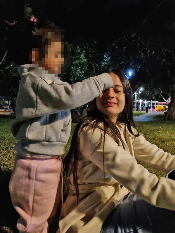 "דואגת לילדה שלי כמו שהייתי רוצה שידאגו לי כשהייתי ילדה" (צילום: אוסף פרטי) "דואגת לילדה שלי כמו שהייתי רוצה שידאגו לי כשהייתי ילדה"