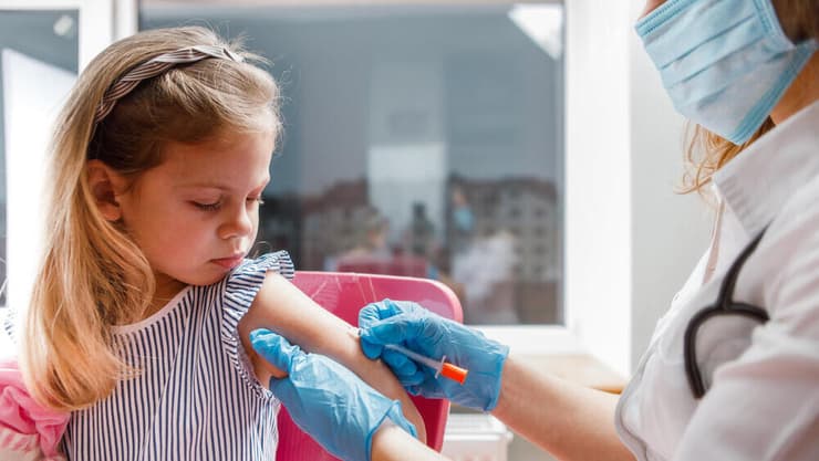 כמעט בכל מדינות ארצות הברית קיימים פטורים לא-רפואיים, כמו פטורים מטעמי דת, המאפשרים להימנע מהתחסנות. אילוסטרציה (צילום: shutterstock) חיסון נגד קורונה