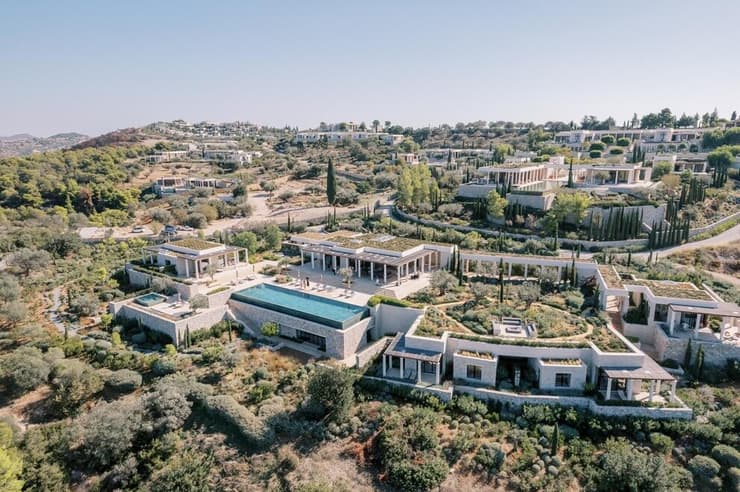 מלון Amanzoe המרשים (צילום: nadtochiy / shutterstock) מלון Amanzoe
