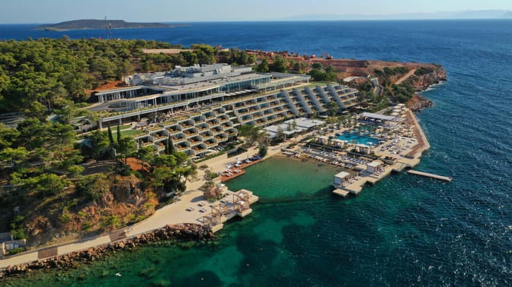 פור סיזנס – בחצי האי האיקוני ווליאגמני שבריביירה הדרומית של אתונה (צילום: Aerial-motion / shutterstock) פור סיזנס – בחצי האי האיקוני ווליאגמני שבריביירה הדרומית של אתונה