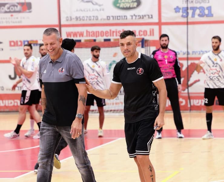 מאמן הפועל ראשל"צ עומרי מימון עם מאמן א.ס רמה"ש עידן מימון