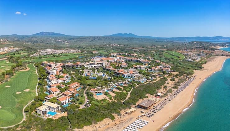 החוף החולי באזור נברינו שבמסיניה (צילום: Pit Stock / shutterstock) החוף החולי באזור נברינו שבמסיניה