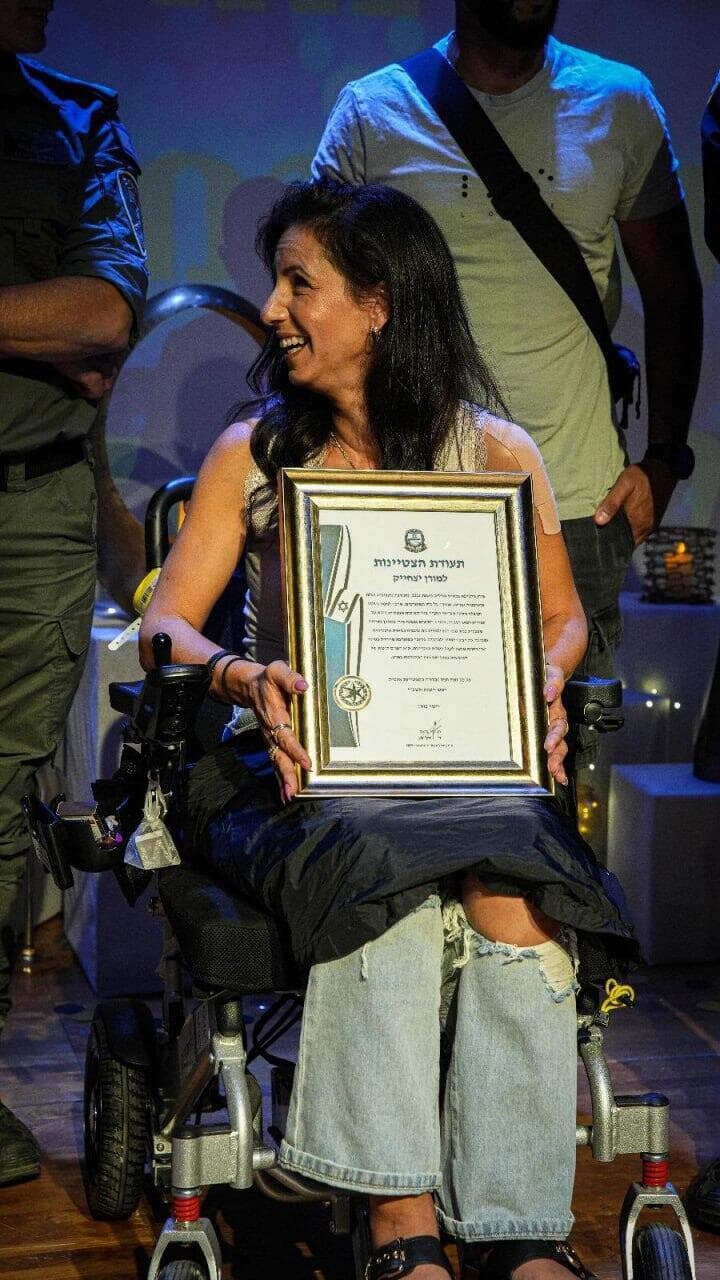 עם תעודת ההצטיינות בטקס. "אחזור להיות מורן שלפני הפציעה"  
