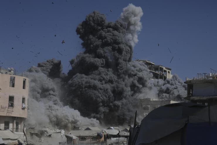 תקיפות בעזה (צילום: AP Photo/Yousef Al Zanoun) תקיפות בעזה