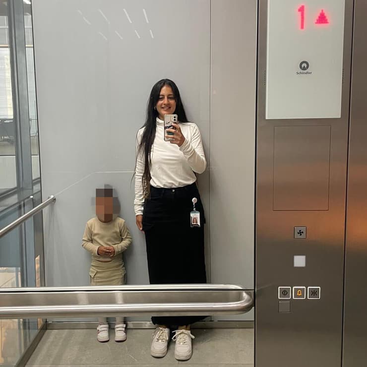 "יש לי מה לספר לבת שלי כשאני חוזרת הביתה מהעבודה". עם בתה במשרד (צילום: אוסף פרטי) "יש לי מה לספר לבת שלי כשאני חוזרת הביתה מהעבודה". עם בתה במשרד