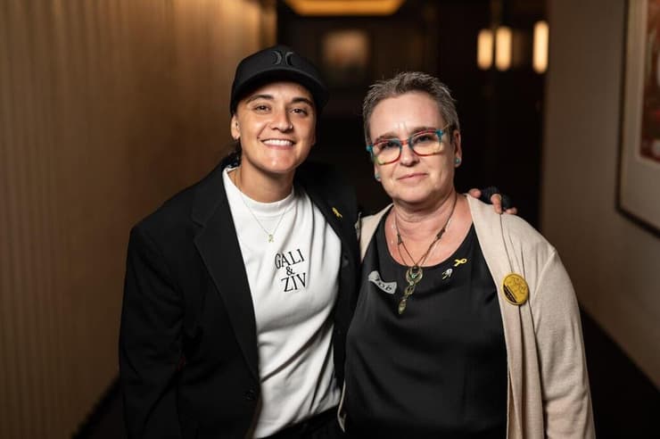 שורדת השבי אמילי דמארי נואמת באירוע השנתי של UJIA