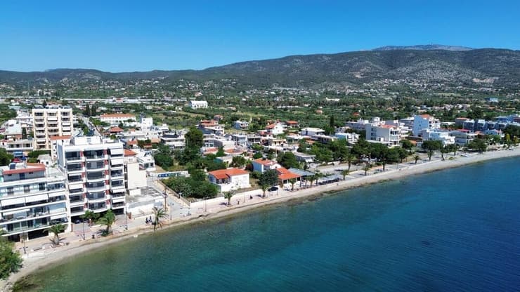 קו החוף של אגיו תאודורי (צילום: Simon__kranz / shutterstock) קו החוף של אגיו תאודורי