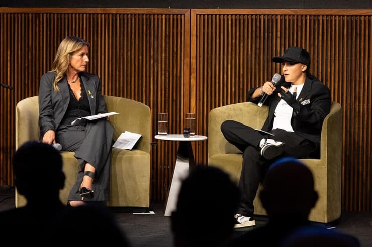 שורדת השבי אמילי דמארי נואמת באירוע השנתי של UJIA