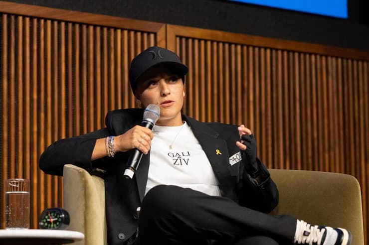 שורדת השבי אמילי דמארי נואמת באירוע השנתי של UJIA