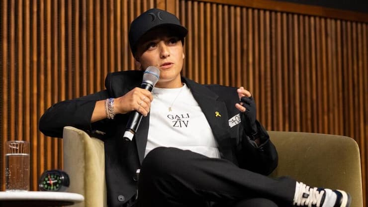 אמילי דמארי. התנגדה להחלטה (צילום: Blake Ezra Photography) שורדת השבי אמילי דמארי נואמת באירוע השנתי של UJIA