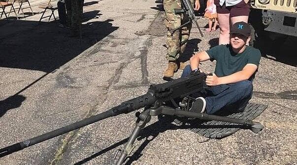 הצטלם לא פעם עם נשקים. רובינסון טיילר רובינסון החשוד ברצח צ'רלי קירק