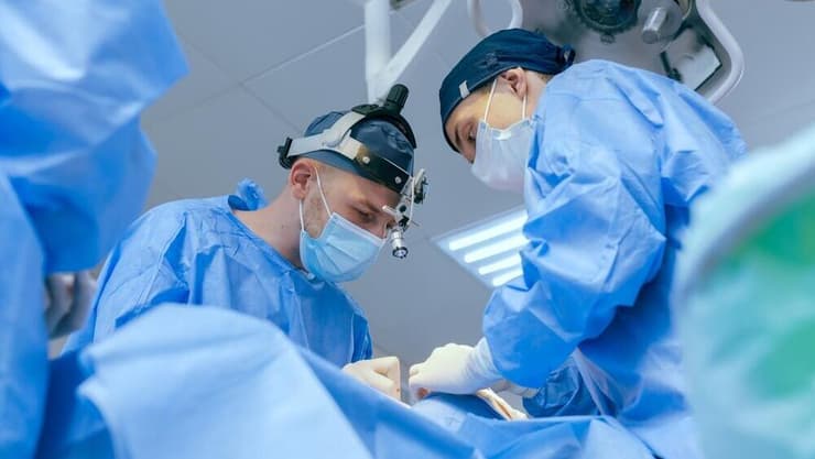 רופא ואחות בחדר ניתוח