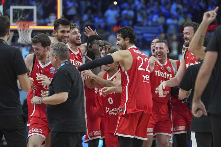 שחקני נבחרת יוון טורקיה חוגגים